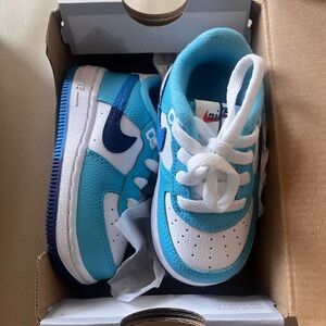 Blue & white forces 
Size (5c)